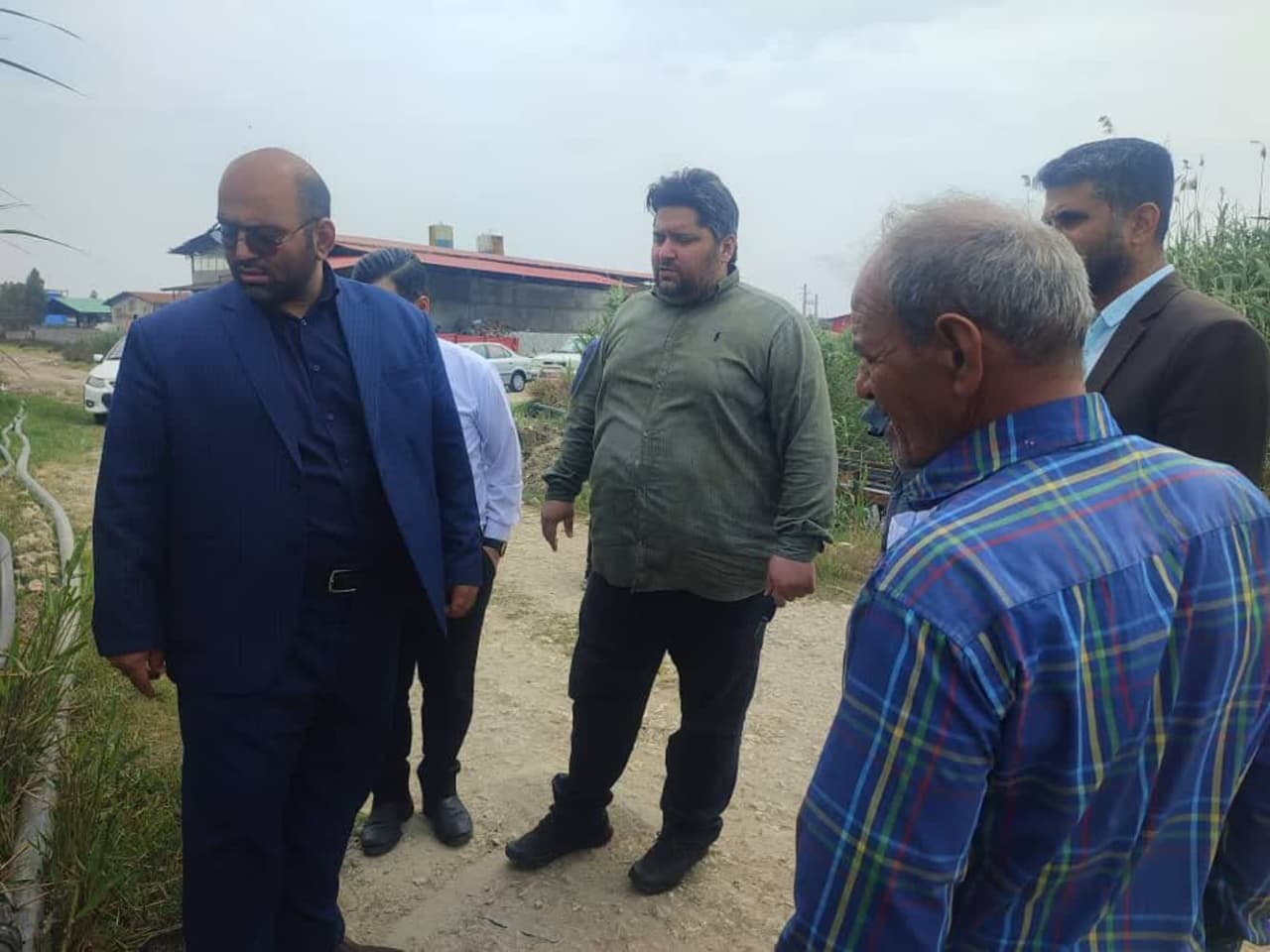 بازدید سرزده جناب آقای ابوالقاسم قاسمی بخشدار محترم بخش گیلخوران،مهندس عبدالله پور ریاست صمت و مهندس عرب ریاست محیط زیست شهرستان از شهرک صنعتی جویبار و بررسی مشکلات کشاورزان بابت خروجی آب تصفیه خانه و همچنین پیگیری مشکل تصفیه خانه شهرک صنعتی جویبار.